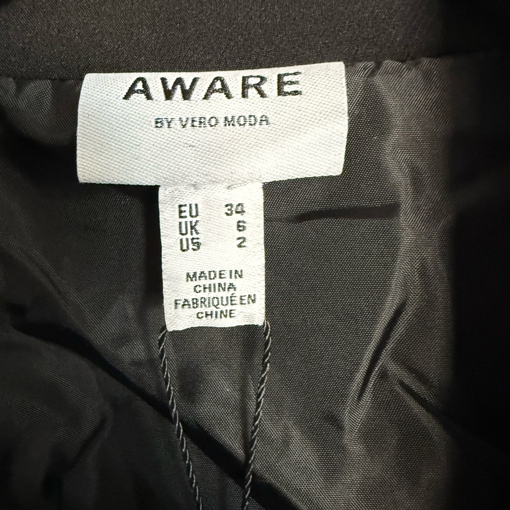 AWARE by VERO MODA Aria Black Cropped Blazer w/ Open Back - NEW w/ TAGS - Picture 3 of 5